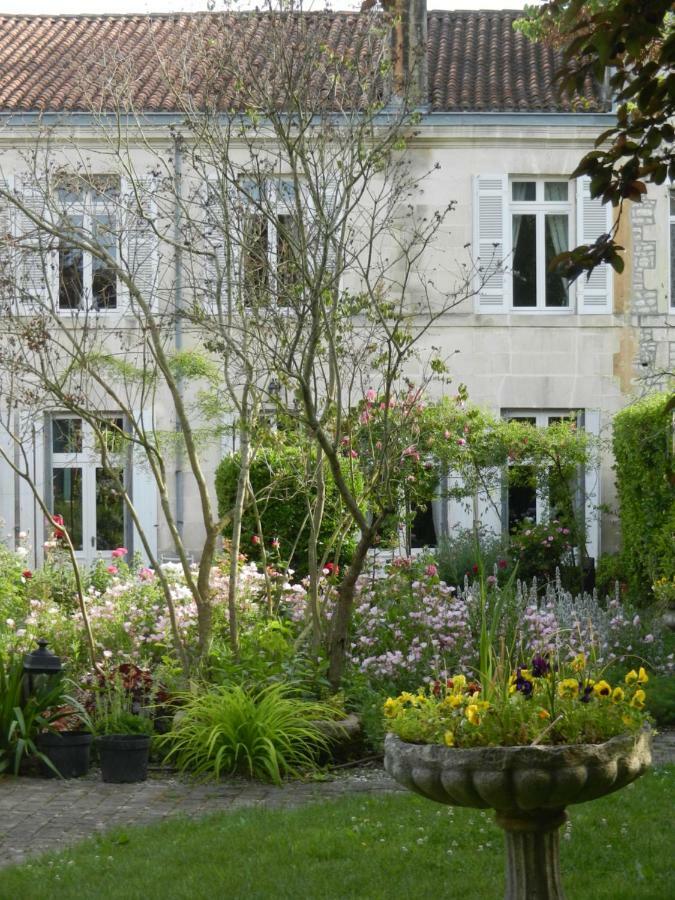 La Maison De L'Ambassadeur Saint-Jean-dʼAngély Exteriér fotografie